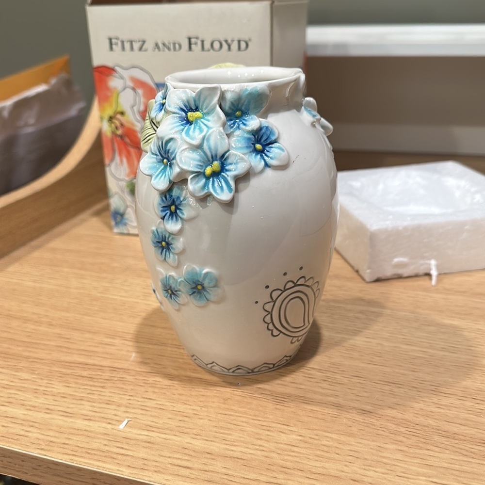 Fitz and Floyd Paisley Park Friendship Vase - Picture 2 of 6